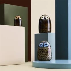 Iittala Birds By Toikka Owlet, Brown -Iittala 1066313 iittalaemea 02 iittala birds by toikka owlet 75 x 105 mm 1