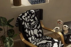 Iittala OTC Cheetah Blanket, Black - White 12 Iittala OTC Cheetah Blanket, Black - White -Iittala Iittala 2021 OTC Blanket cheetah Mug Birdie Cheetah Helle 01