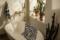 Iittala OTC Cheetah Bath Towel, Black - White 11 Iittala OTC Cheetah Bath Towel, Black - White -Iittala Iittala 2021 OTC Towel cheetah Birds by Toikka 1