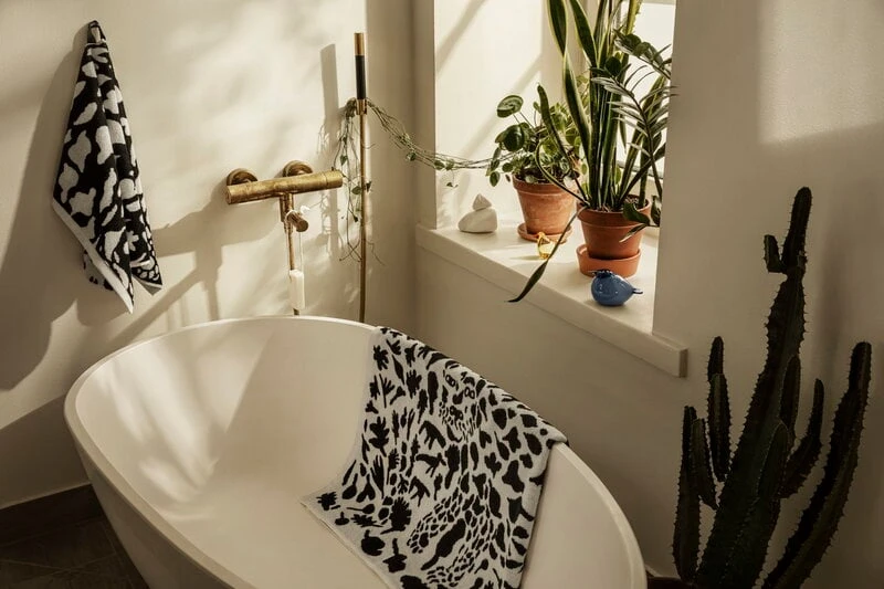 Iittala OTC Cheetah Bath Towel, Black - White 7 Iittala OTC Cheetah Bath Towel, Black - White - Image 5