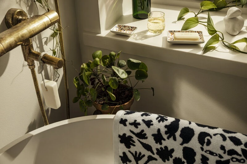 Iittala OTC Cheetah Bath Towel, Black - White 4 Iittala OTC Cheetah Bath Towel, Black - White - Image 2